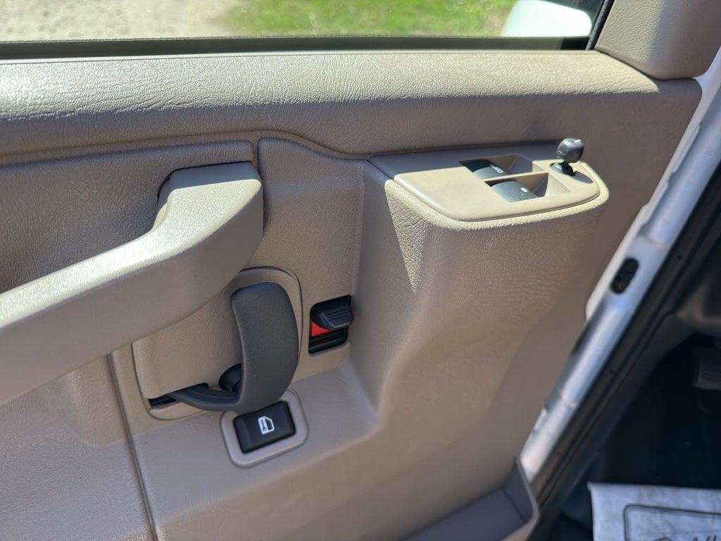 2025 Chevrolet Express Cargo WT