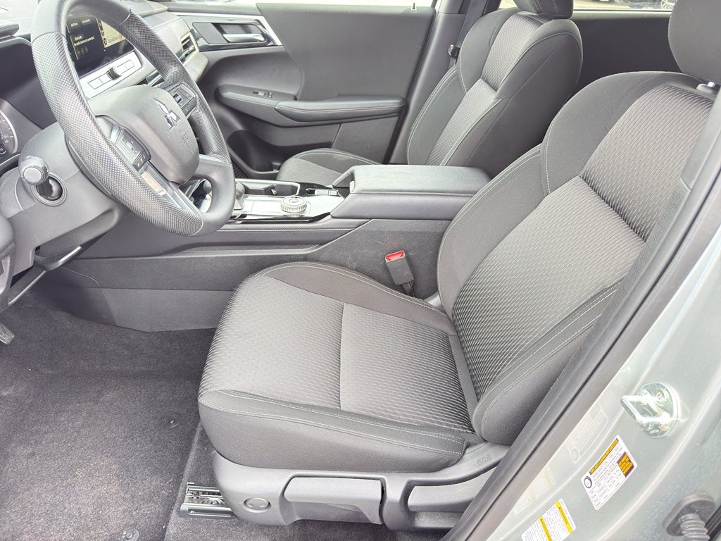 2025 Mitsubishi Outlander ES