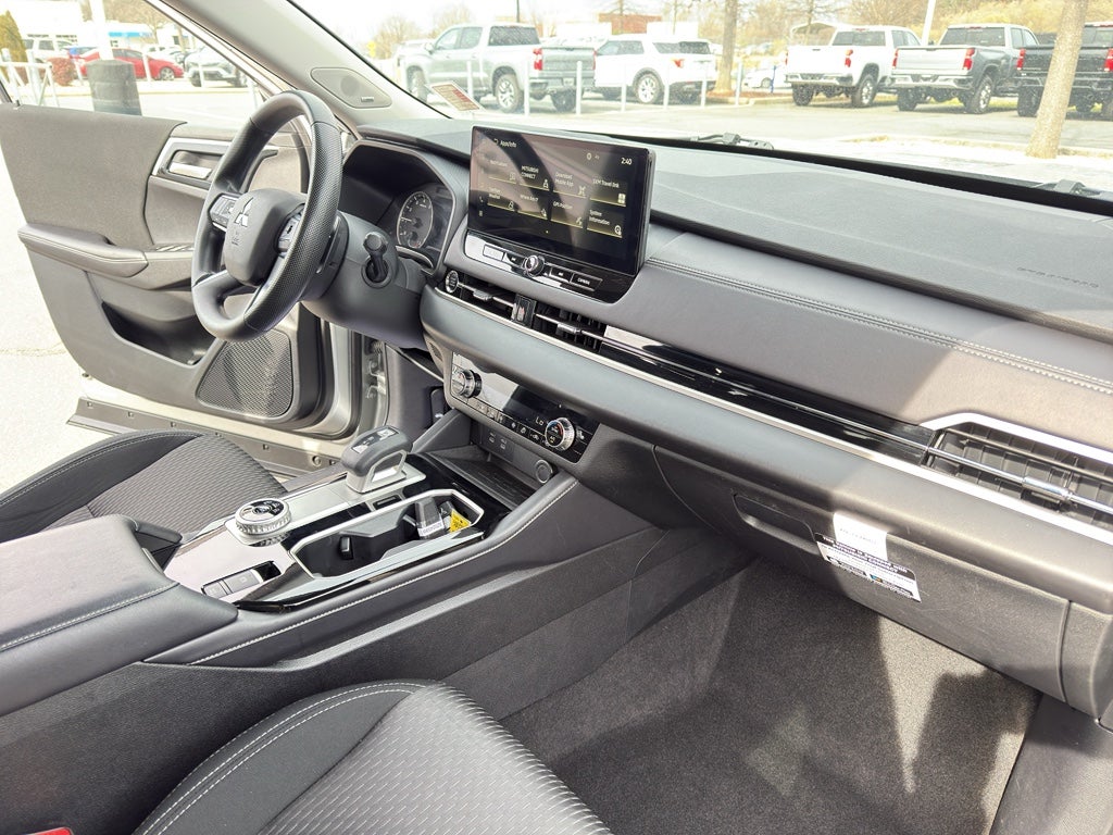 2025 Mitsubishi Outlander ES