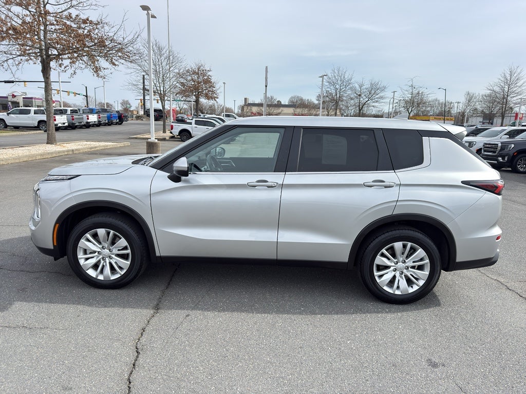 2025 Mitsubishi Outlander ES