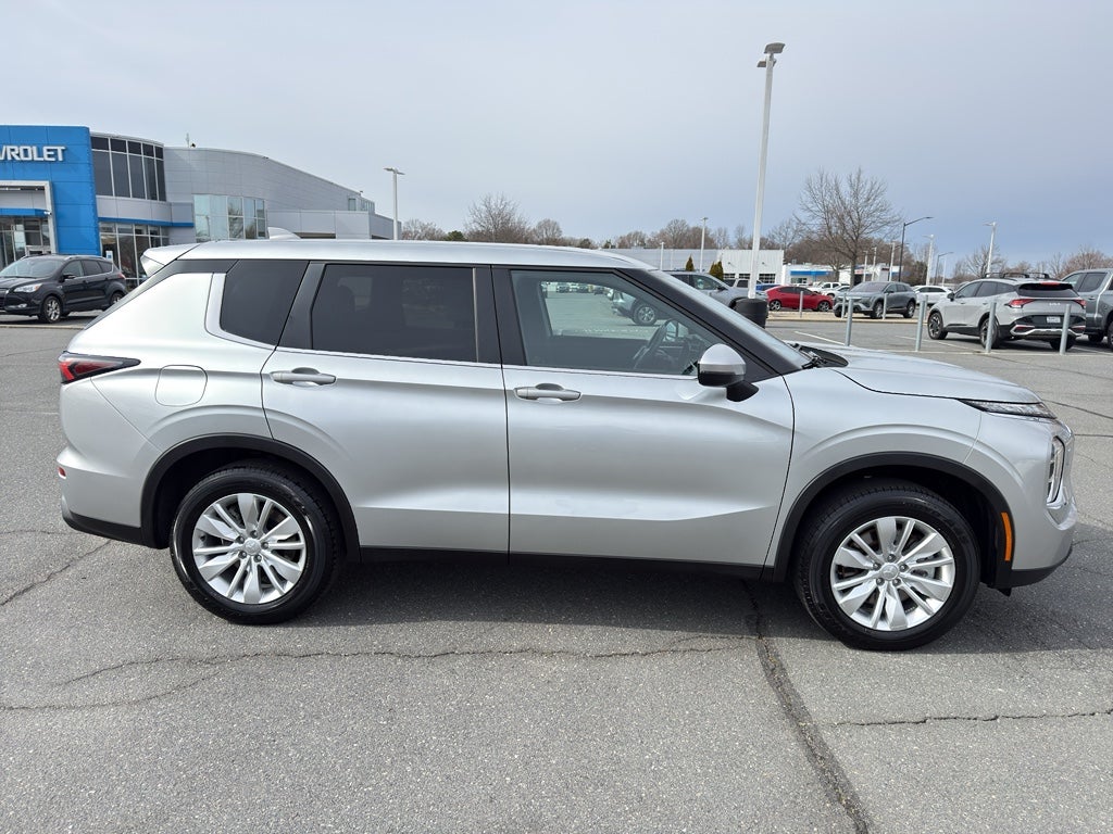 2025 Mitsubishi Outlander ES